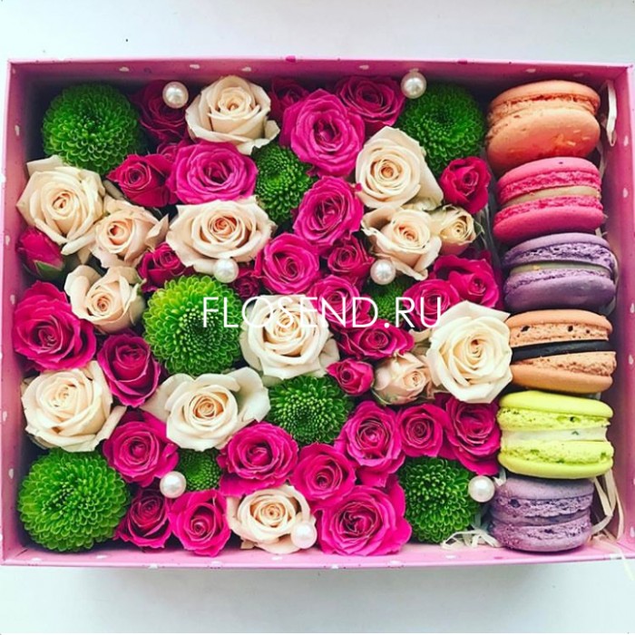Розы кустовые и хризантема Филин грин с макаронс в коробке