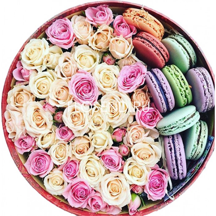 Роза кустовая кремовая, розовая и макаронс в коробке