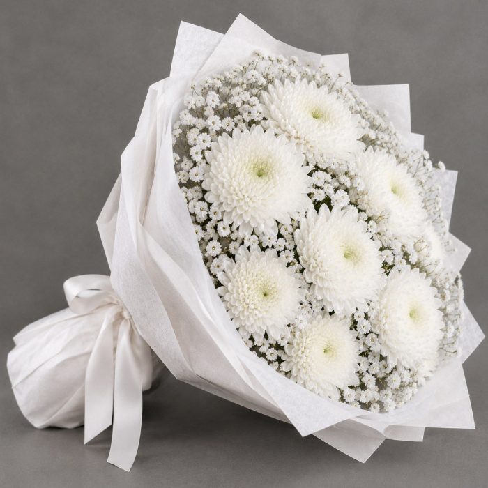 Букет из белых хризантем и гипсофилы