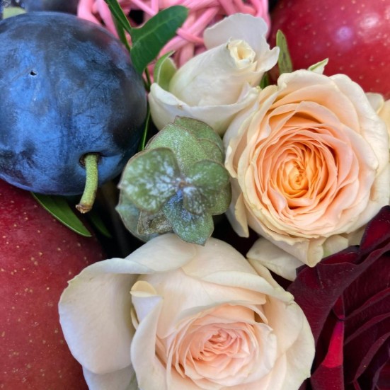 Букет роз и фруктов - фото 6