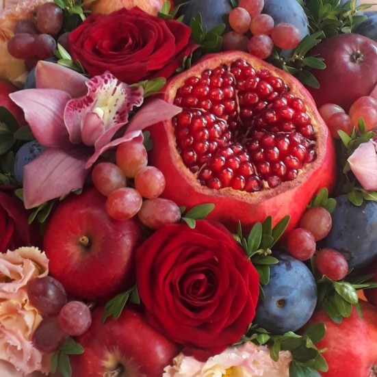 Букет из фруктов и цветов - фото 3